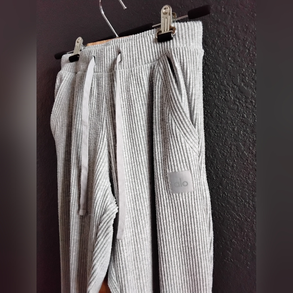 Alo Yoga Gray Ribbed Sweatpants - Picture 3 of 7